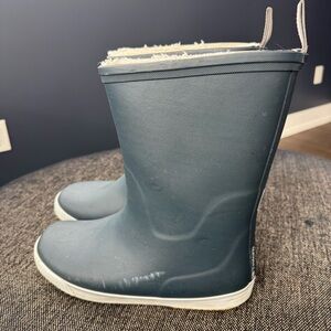 Tretorn Green Winter Rain Boots with Classic Design and Mid-Calf Height